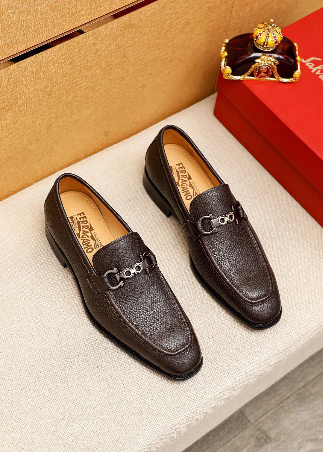Men's shoes 💰460 💐 Product trademark: Ferragamo "Ferragamo" casual leather shoes Regular size: 38-44 (45🉑️customized) Product materials: Selected imported first-layer pebbled calfskin upper + luxury hardware buckle, imported water-dyed cow leather lining. Strong three-dimensional visual effect, original combination outsole Color: 2⃣️colors available